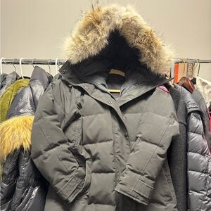 Women’s authentic Canada Goose coat. Shelburne Parka style.